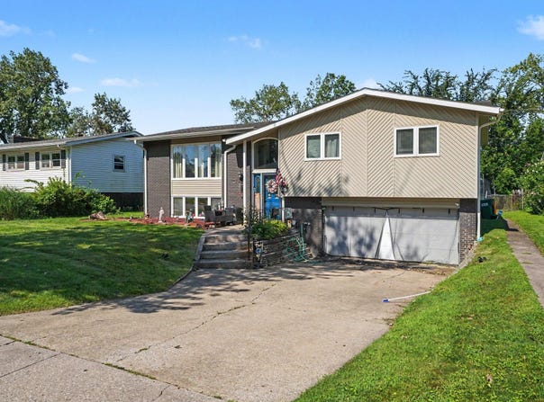 9328 Chestnut Lane, Munster, IN 46321