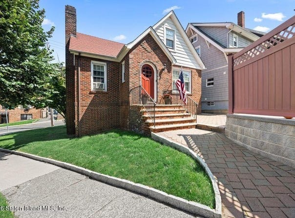 1 Duer Lane, Staten Island, NY 10301