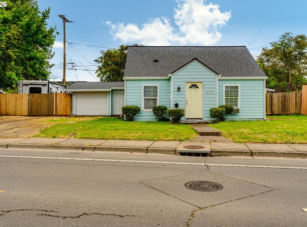 525 21ST St, Springfield, OR 97477