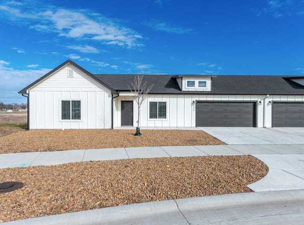 498 E Harper St, Valley Center, KS 67147-8948