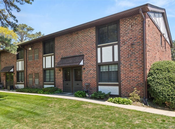5 Pinebrook Place, Bay Shore, NY 11706