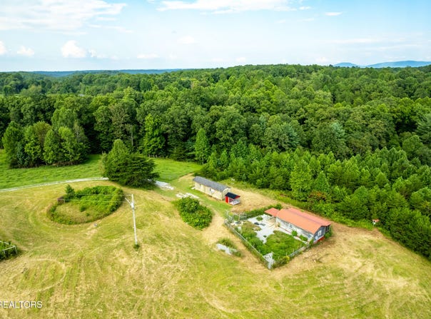 346 Christenson Rd, Deer Lodge, TN 37726