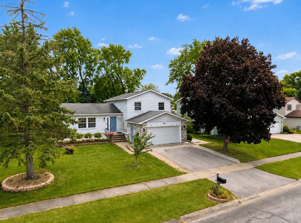 450 Heather Lane, Carol Stream, IL 60188