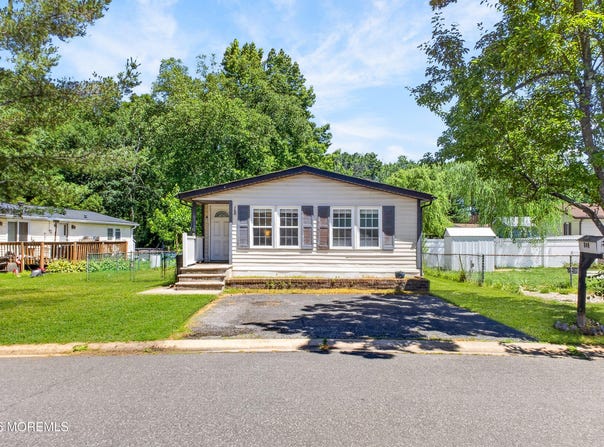 18 Short Oaks Court, Manalapan, NJ 07726