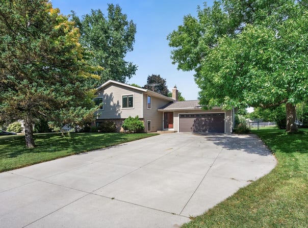 1945 Beaver Dam Court, Eagan, MN 55122