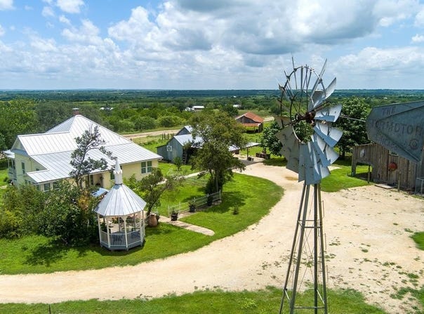 4515 Stapper Rd, Saint Hedwig, TX 78152