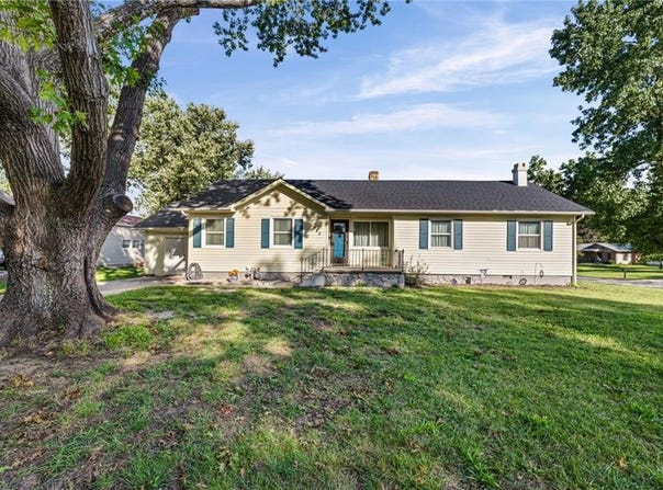 945 S Sycamore Street, Ottawa, KS 66067