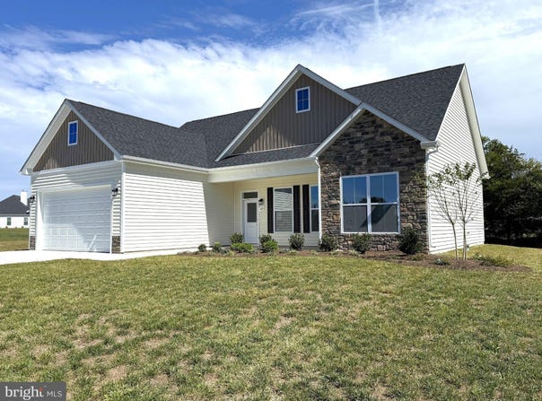 40 GLENAIRE Road, BUNKER HILL, WV 25413