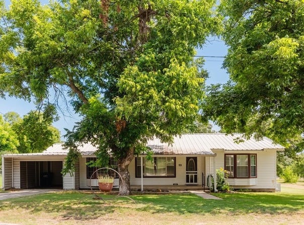 649 E Short Avenue, De Leon, TX 76444