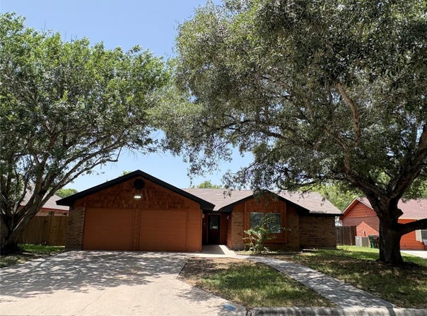 1009 Bowie St, Lockhart, TX 78644