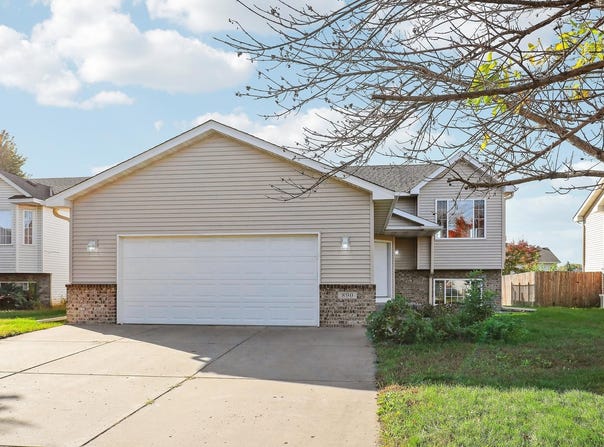 890 Newport Avenue, Shakopee, MN 55379