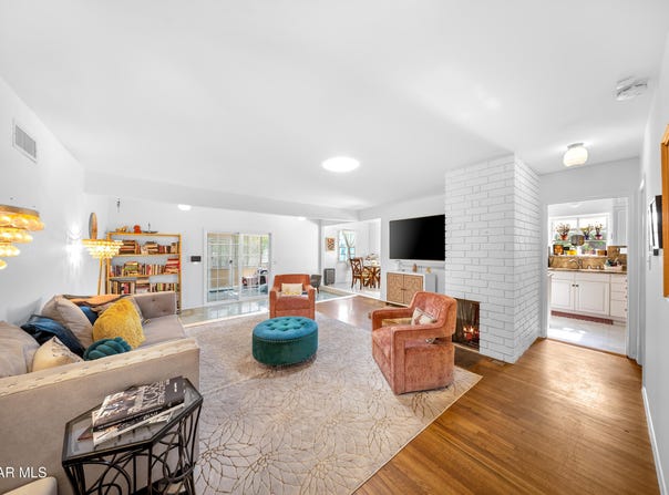 20428 Roscoe Boulevard, Winnetka, CA 91306