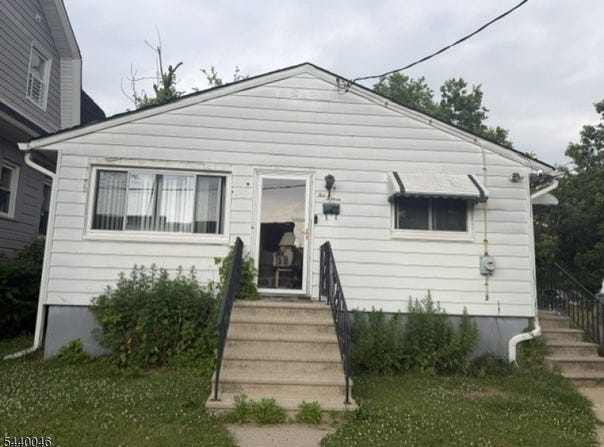 1015 Oak St, Roselle Boro, NJ 07203-2052