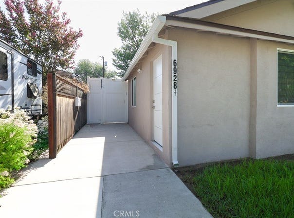 6928-1/2 Enfield, Reseda, CA 91335