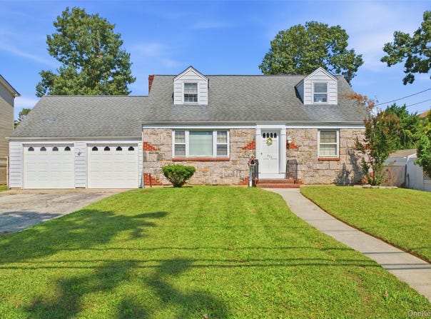 573 Grove Place, Oceanside, NY 11572