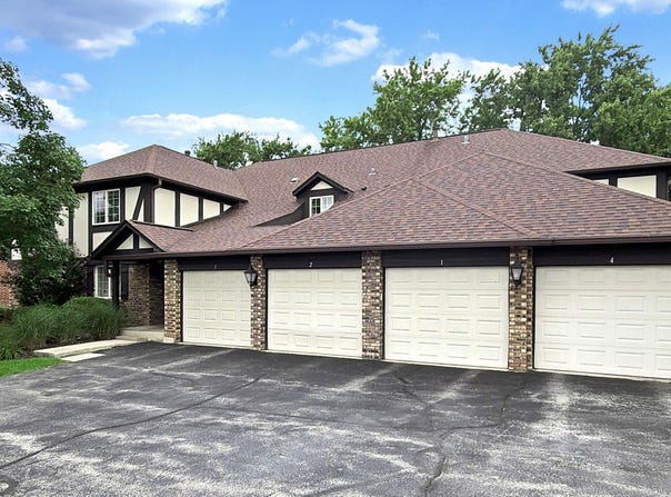 12 Algonquin Trail, Indian Head Park, IL 60525