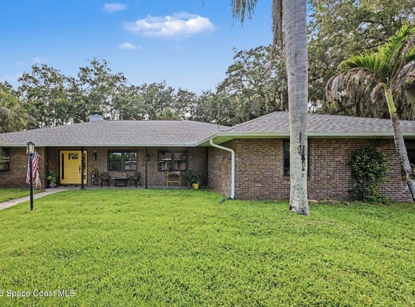 1810 Whispering Oaks Circle, Melbourne, FL 32934