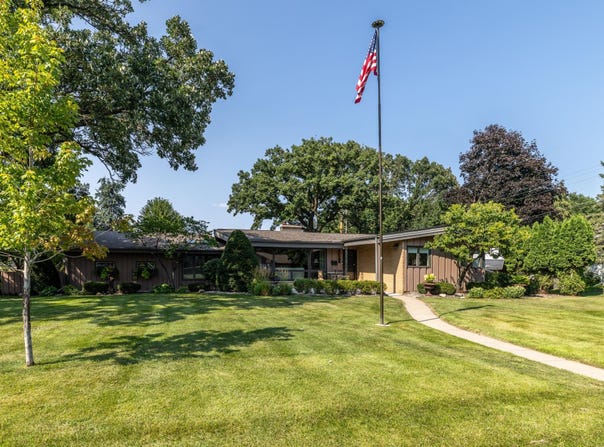 1000 Mound Spring Terrace, Bloomington, MN 55420