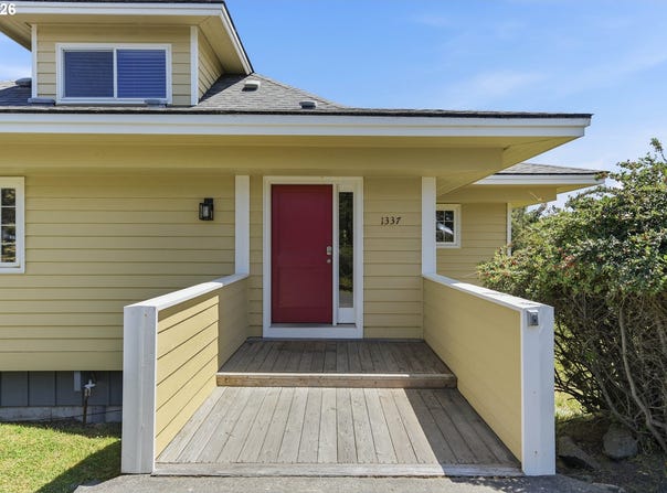 1337 BEACH LOOP Dr, Bandon, OR 97411