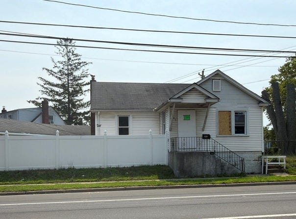 583 Straight Path, West Babylon, NY 11704