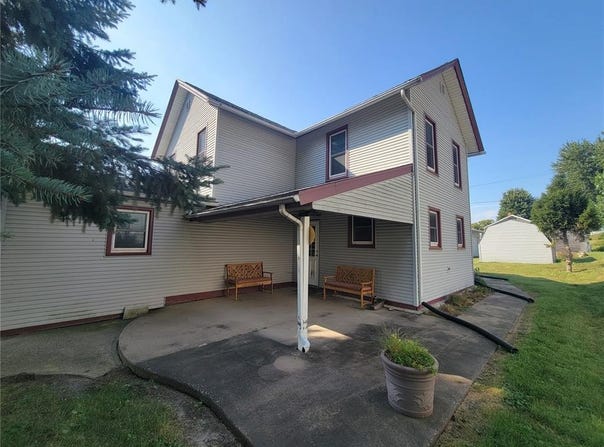 218 E Main St, Oxford, IA 52322
