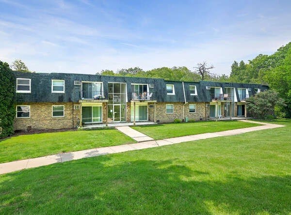 10130 S 84th Terrace, Palos Hills, IL 60465