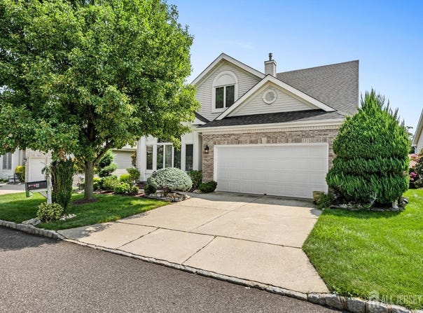 8 Sherwood Drive, Monroe, NJ 08831