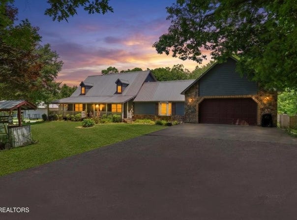 1036 Dye Rd, Clarkrange, TN 38553-5169