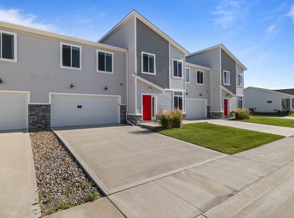9570 Crestview Drive, West Des Moines, IA 50266