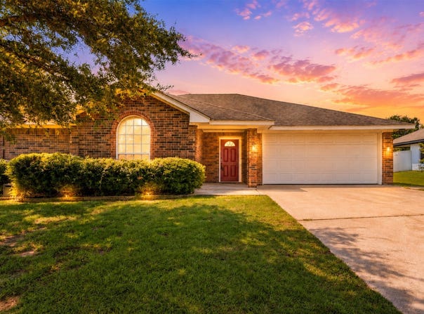 104 W Jade Drive, Hewitt, TX 76643