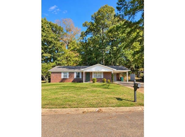 1001 White Circle, Grenada, MS 38901