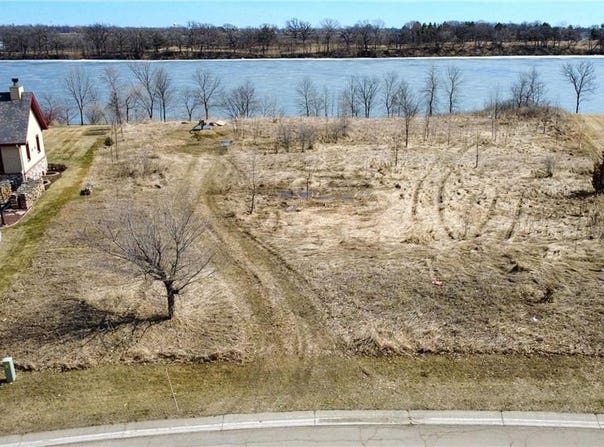 1165 W Shore Drive SW, Hutchinson, MN 55350