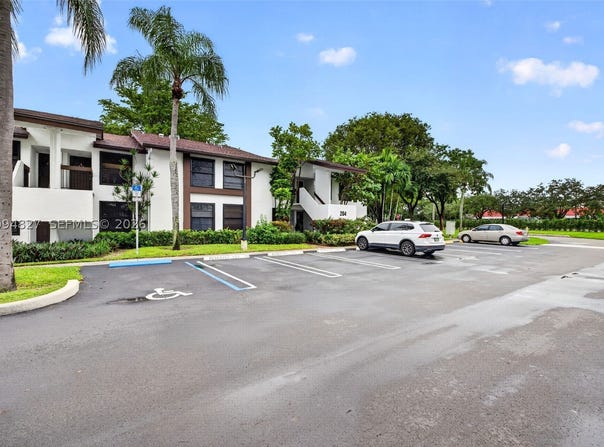 204 Lake Pointe Dr, Oakland Park, FL 33309