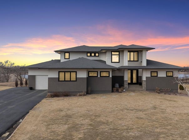 26183 Sunset Bluff Dr, Canistota, SD 57012