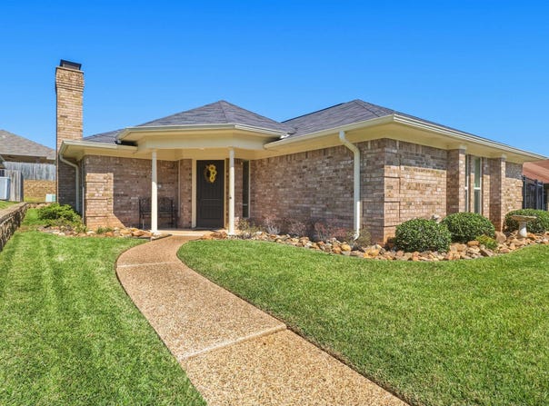 22 S Pebble Creek Dr, Longview, TX 75605