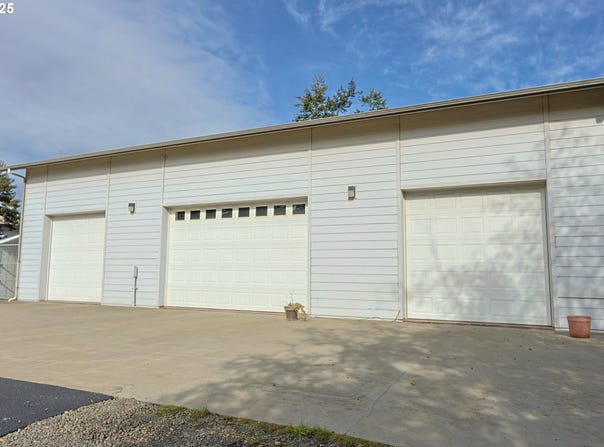 565 LINDY Ln, CoosBay, OR 97420