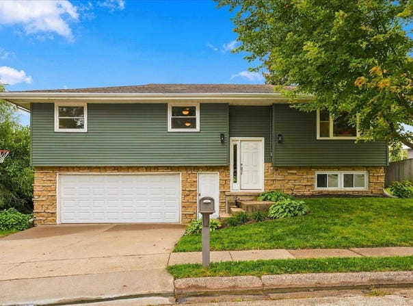 3326 Kimberly Drive, Dubuque, IA 52002