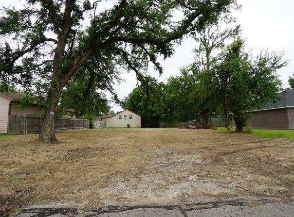 704 E 6th Street, Bonham, TX 75418