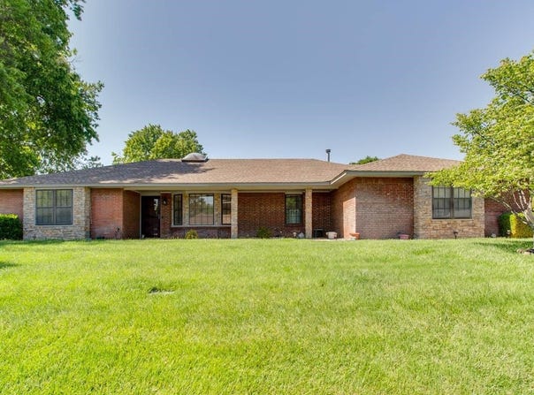 2814 Edgewood Dr, Enid, OK 73703