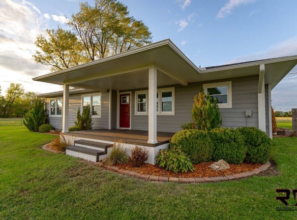 1460 14000 Rd, Altamont, KS 67330