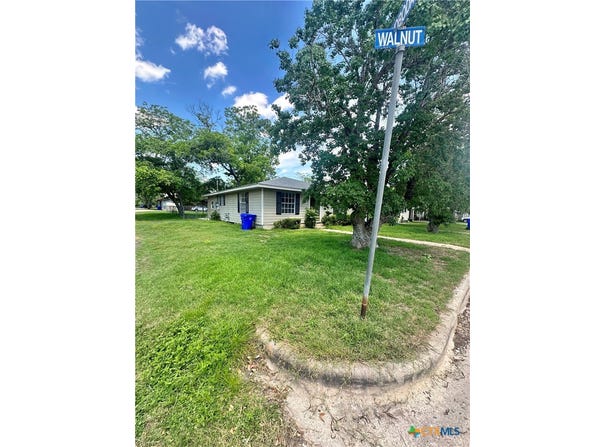 401 Walnut, Yoakum, TX 77954