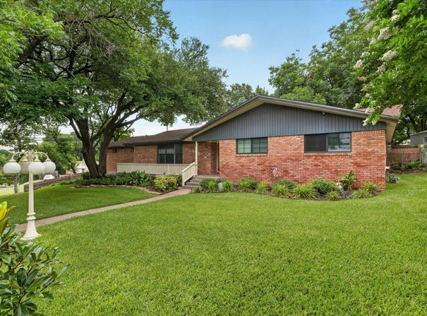 9700 Brookwood Circle, Woodway, TX 76712