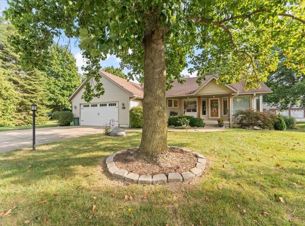2000 Spruce Lane, Monticello, IL 61856