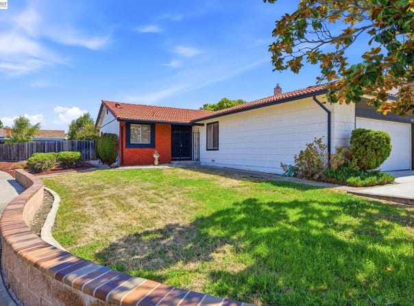2467 Hibiscus Dr, Hayward, CA 94545
