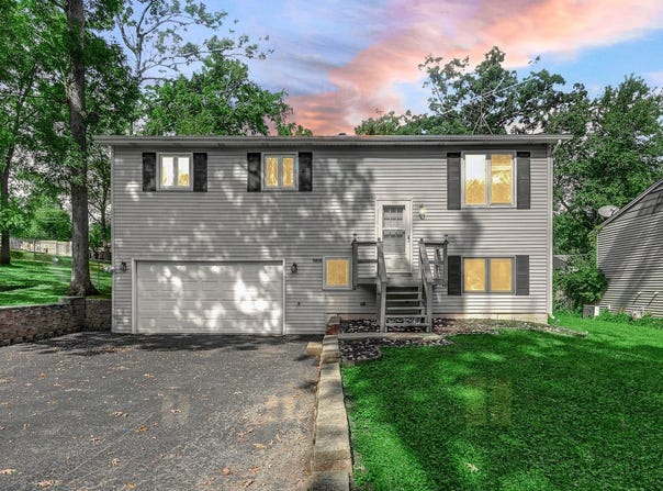 8910 Memory Trail, Wonder Lake, IL 60097