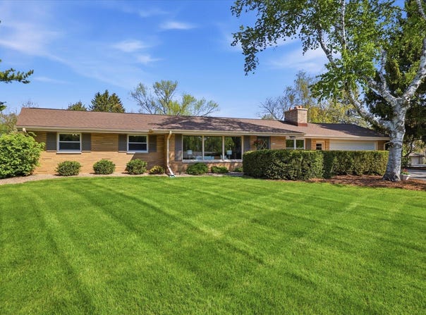 4054 Maple Grove Dr, Hubertus, WI 53033