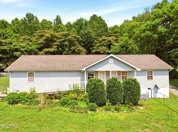 633 Russell Ave, Harriman, TN 37748