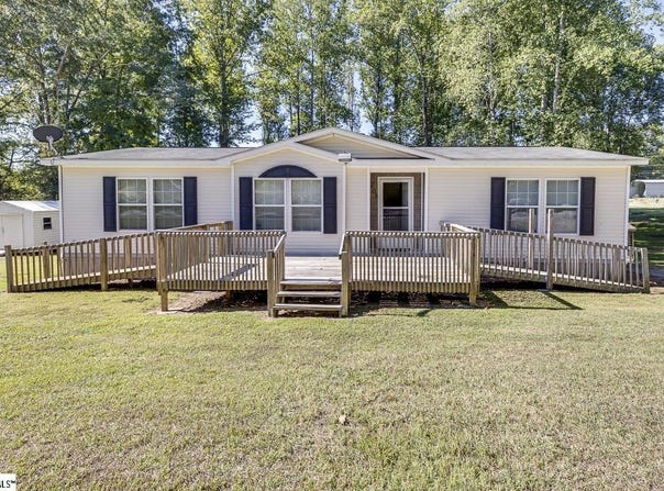 208 Black Road, Woodruff, SC 29388