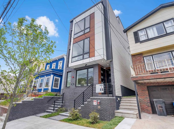 82 PAMRAPO AVE, Jersey City, NJ 07305