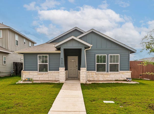 900 Main St, Hutto, TX 78634